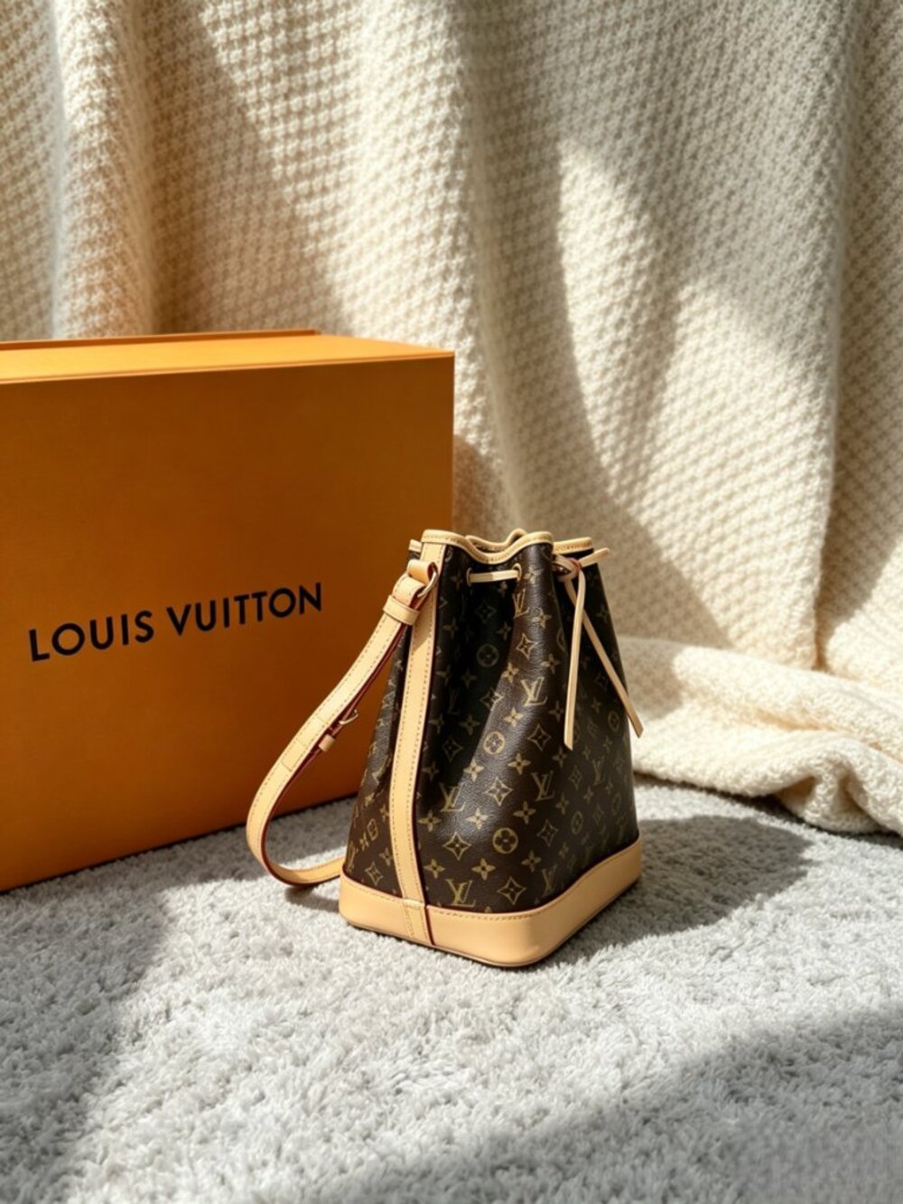 LOUIS VUITTON NéoNoé Monogram Canvas Bucket Bag - Picture 4 of 6